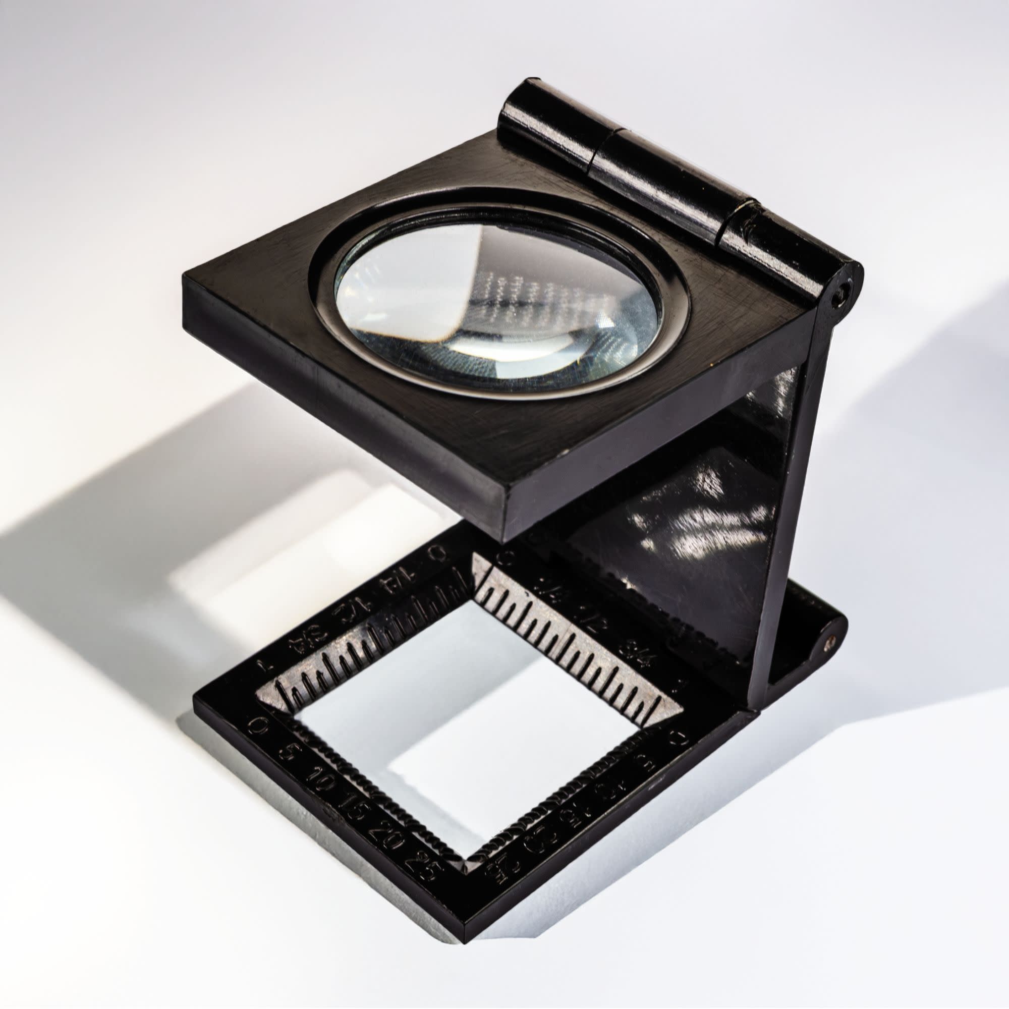 Linen Tester Magnifier with Foldable Metal Frame, 5x