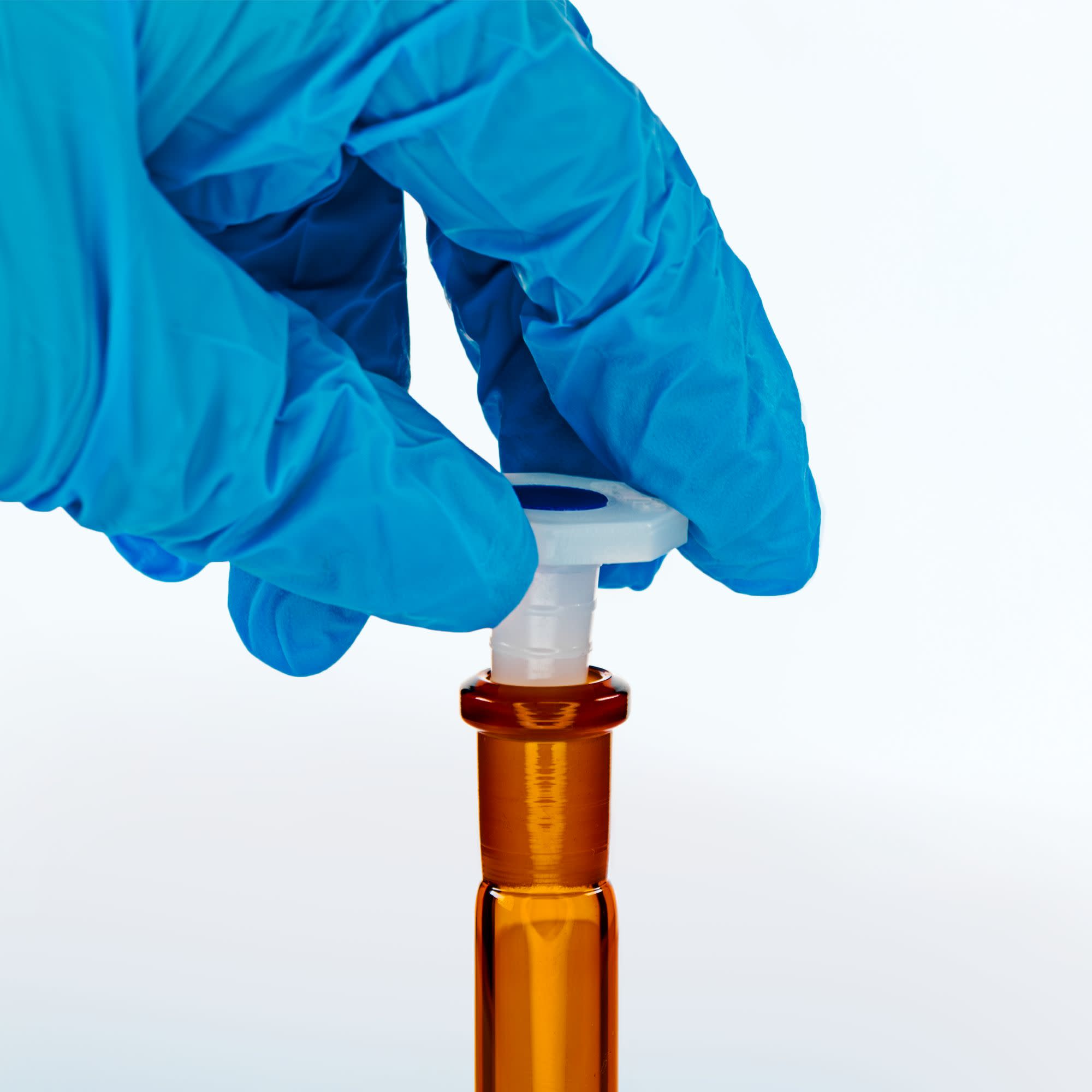 Class A Amber Volumetric Flask with PE Stopper and QR Code, 20mL, Borosilicate 3.3 Glass