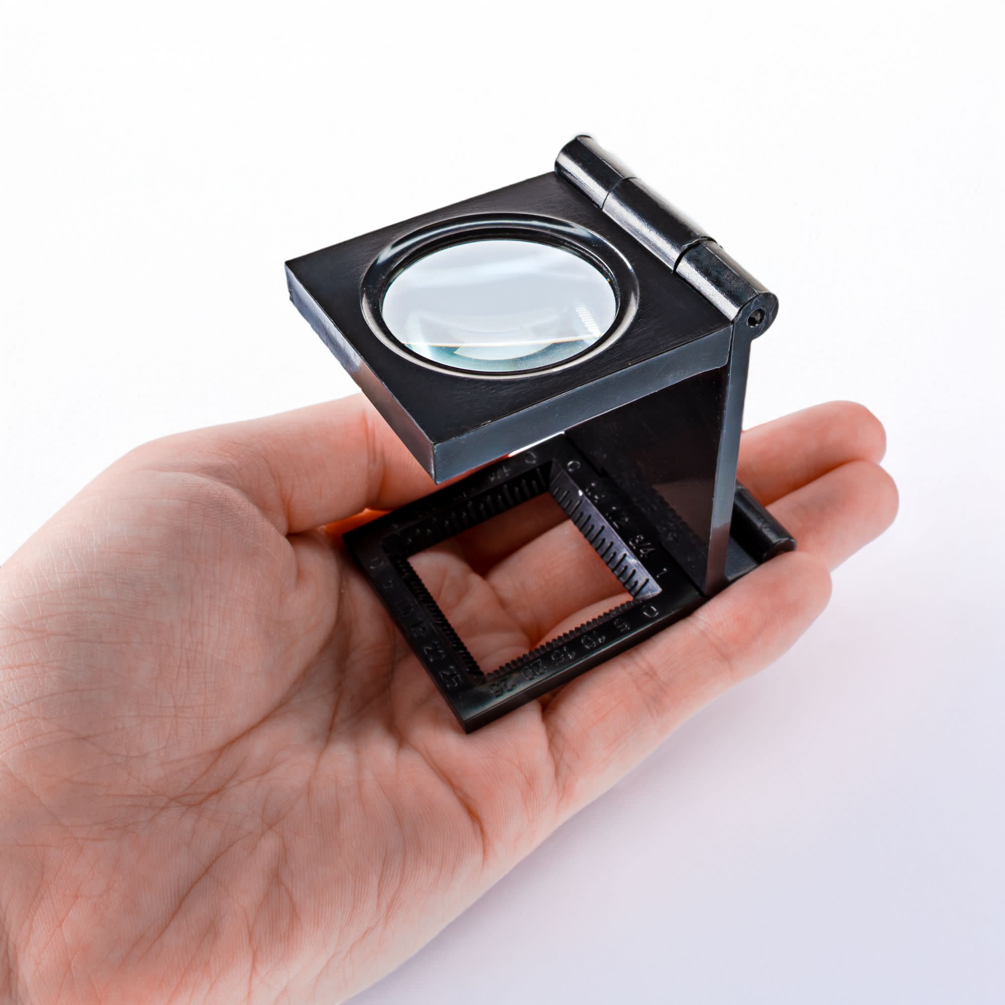 Linen Tester Magnifier with Foldable Metal Frame, 5x