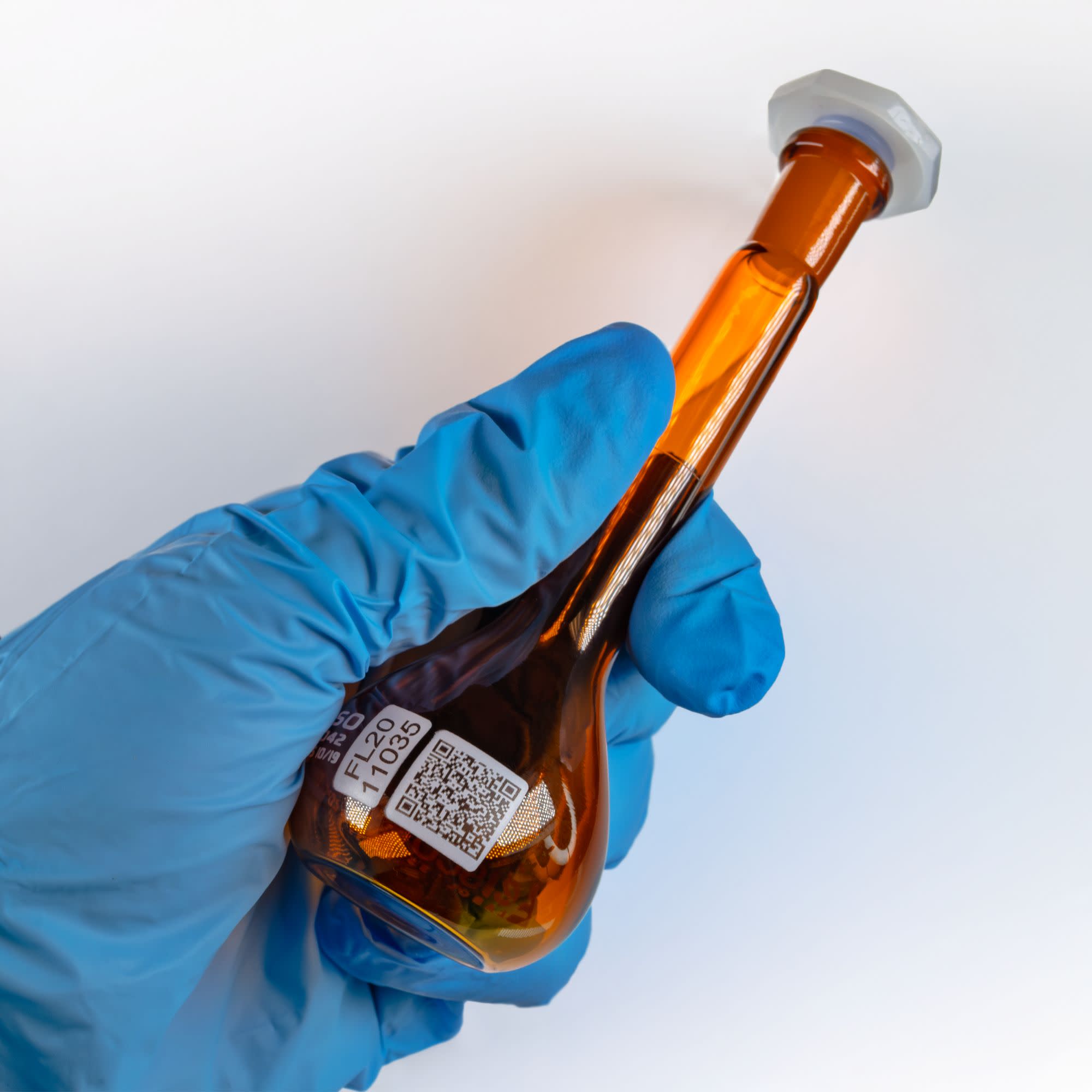 Class A Amber Volumetric Flask with PE Stopper and QR Code, 20mL, Borosilicate 3.3 Glass