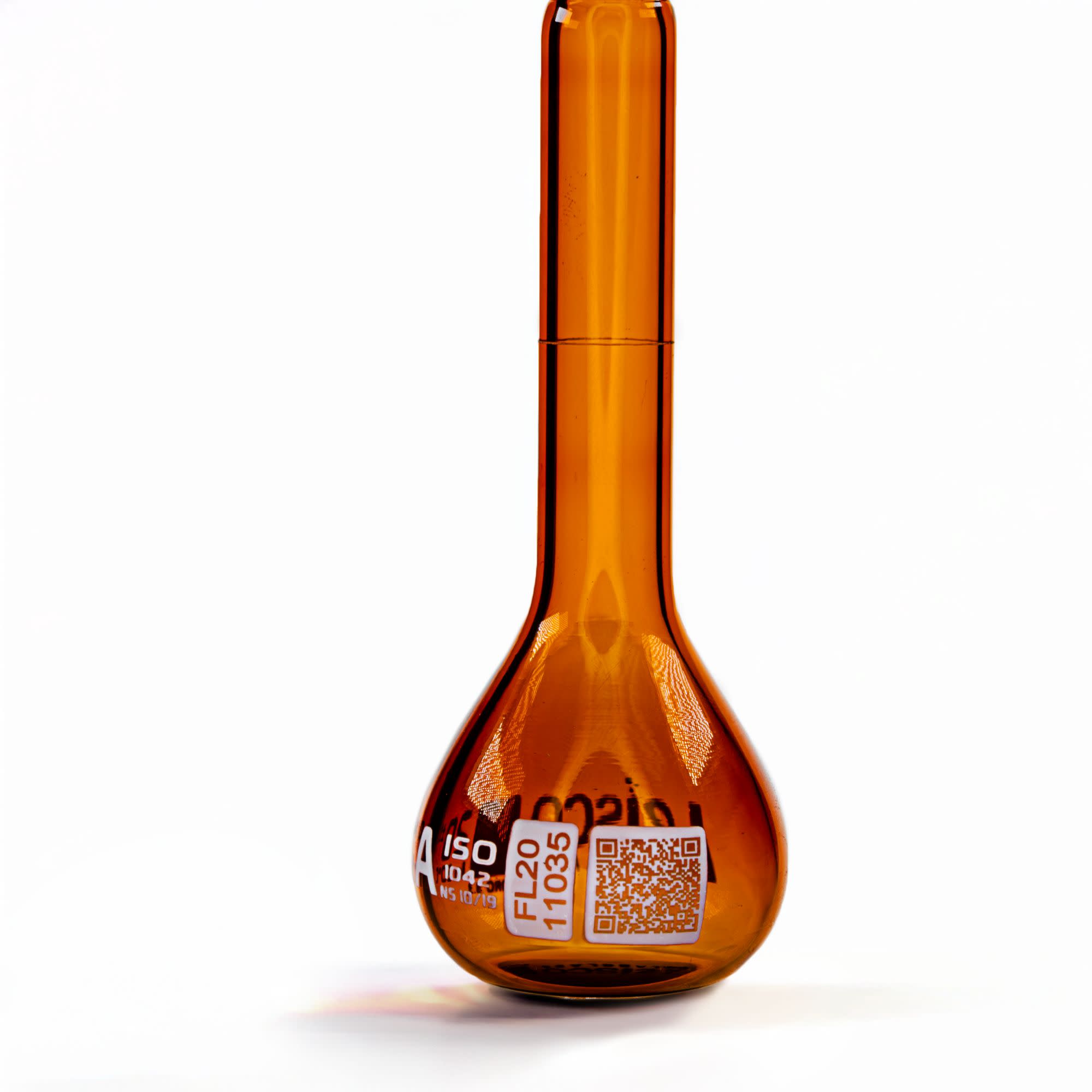 Class A Amber Volumetric Flask with PE Stopper and QR Code, 20mL, Borosilicate 3.3 Glass