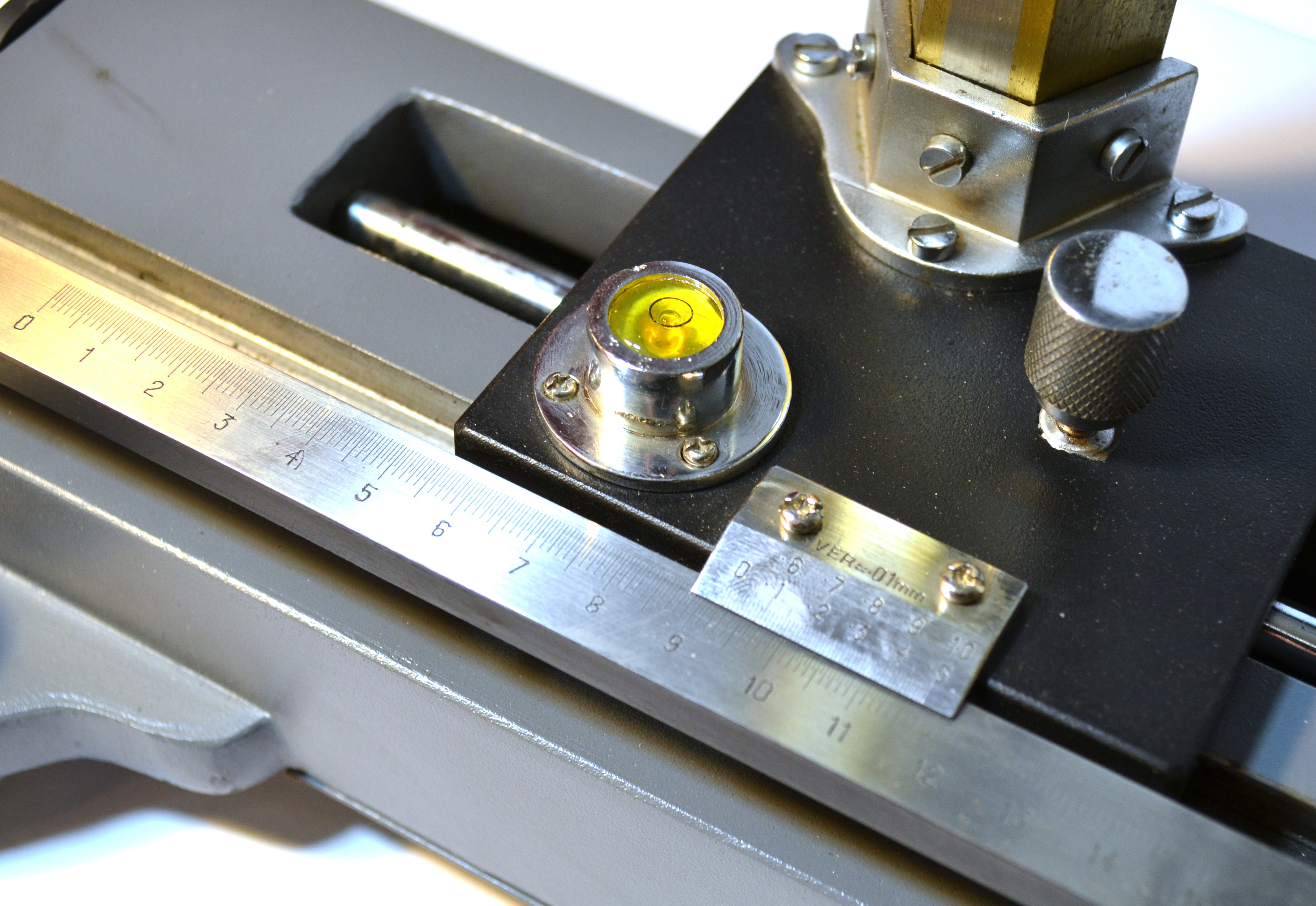 Vernier Travelling Microscope, 10X with Wooden Case