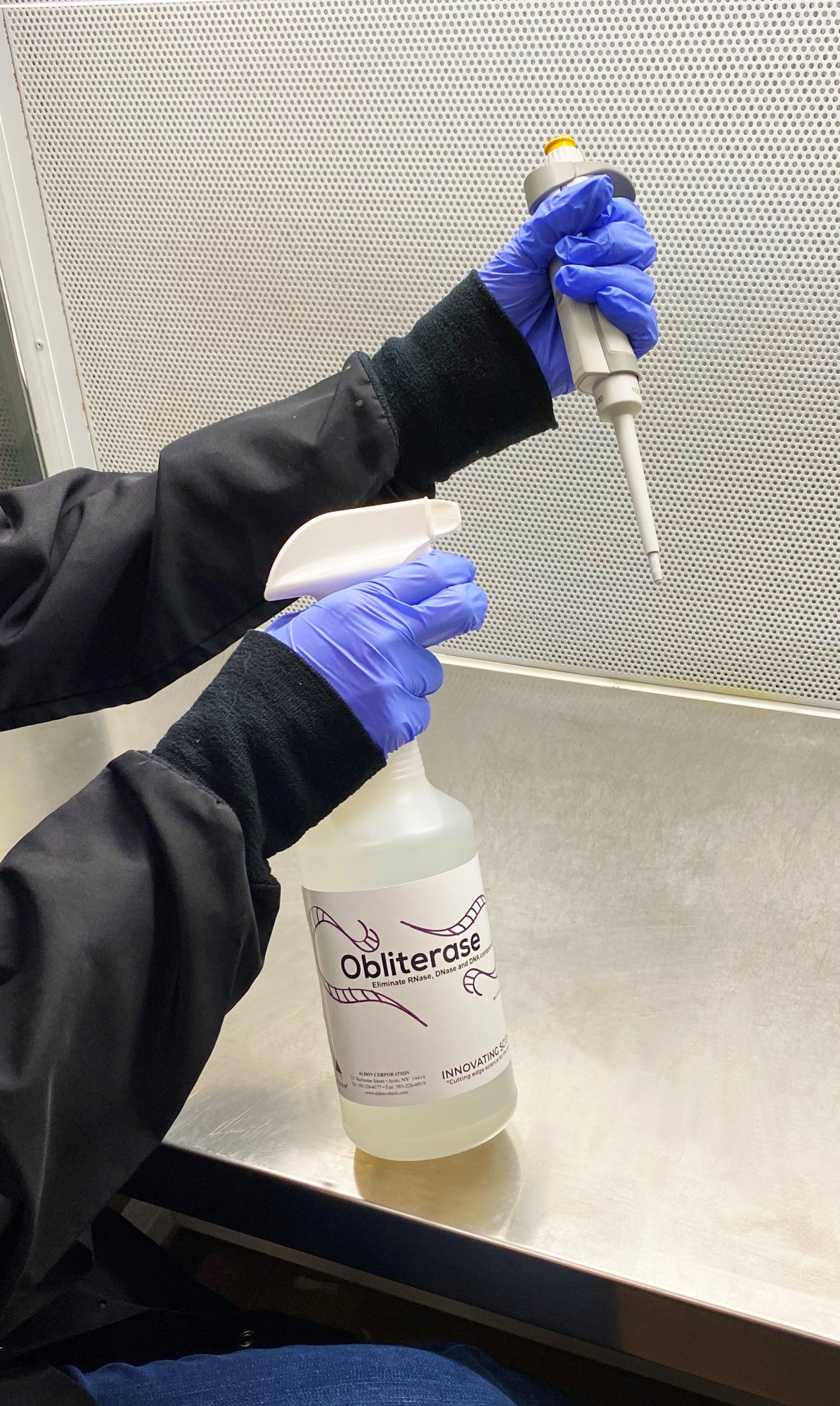 Decontaminating micropipet